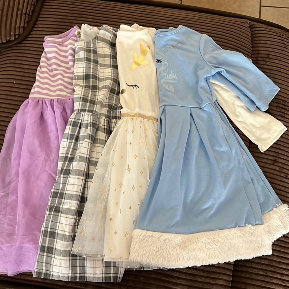 4 cute dresses (5T) 💜💙🤍